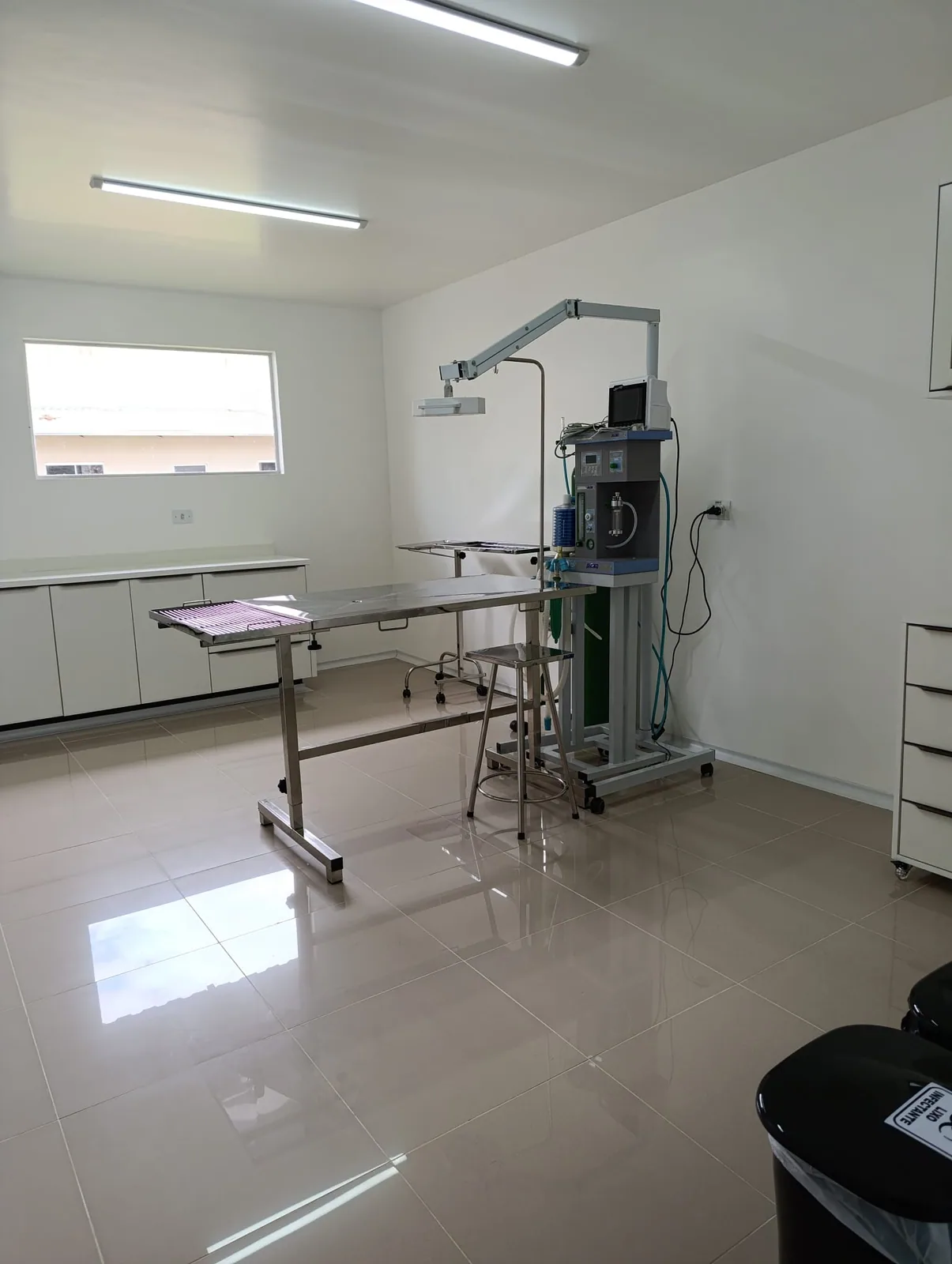 Centro cirúrgico veterinário da Aumivet com mesa e equipamentos de monitoramento